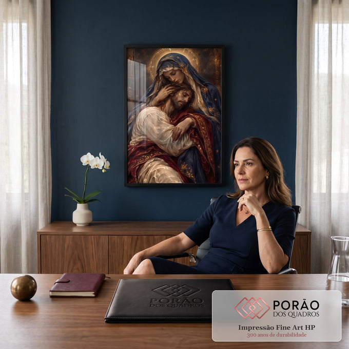 Quadro Decorativo Grande Pietà Nossa Senhora para Sala Azul | quadros decorativos | Nossa Senhora abraçando Jesus com coroa de espinhos, véu azul dourado | em ambiente 2 | Porao dos Quadros