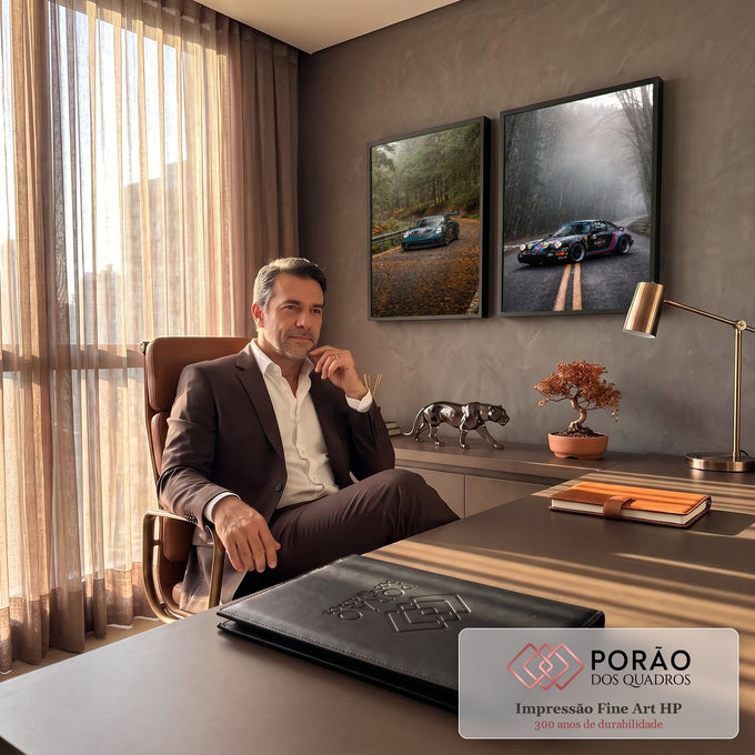 Quadro Decorativo Kit 2 Telas Esportivo na Estrada para Sala | quadros decorativos | dois Porsches esportivos em estradas de floresta com neblina, um verde e outro preto | em ambiente 2 | Porao dos Quadros