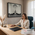 Corredor de arcos e portas brancas em perspectiva infinita com piso de madeira, quadro decorativo