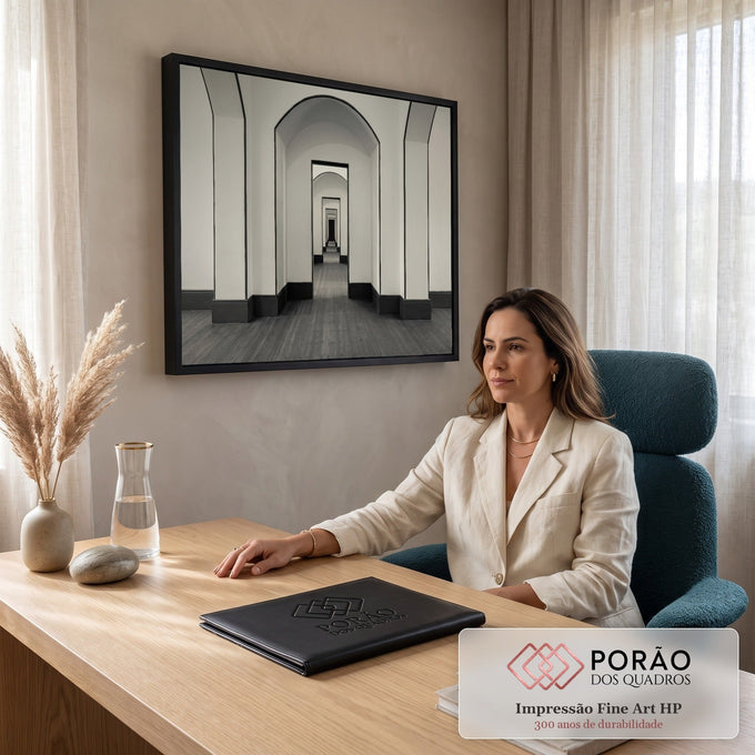 Corredor de arcos e portas brancas em perspectiva infinita com piso de madeira, quadro decorativo