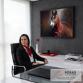 Quadro Decorativo Grande Cavalo Xale Vermelho para Sala | quadros decorativos | retrato realista de cavalo castanho com faixa branca no focinho e xale vermelho no pescoço | em ambiente 2 | Porao dos Quadros