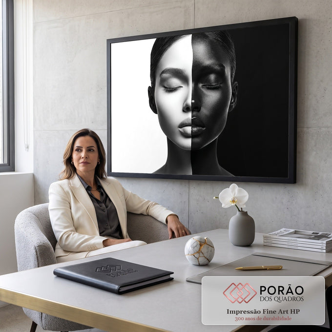 Rosto de mulher de olhos fechados dividido em metade clara e metade escura, fundo preto e branco, quadro decorativo