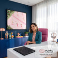 Quadro Decorativo Grande Quadra de Tênis para Sala Rosa | quadros decorativos | quadra de tênis rosa vista de cima com oito jogadoras e roseiras nos cantos | em ambiente 2 | Porao dos Quadros