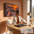 Quadro Decorativo Grande Pôr do Sol Santorini para Sala | quadros decorativos | vista de Santorini ao pôr do sol com cúpulas azuis e mar laranja | em ambiente 2 | Porao dos Quadros