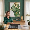 Quadro Decorativo Grande Rosto Feminino para Sala Verde | quadros decorativos | rosto feminino em perfil com textura de mármore verde e veios dourados, pássaros ao redor do pescoço | em ambiente 2 | Porao dos Quadros