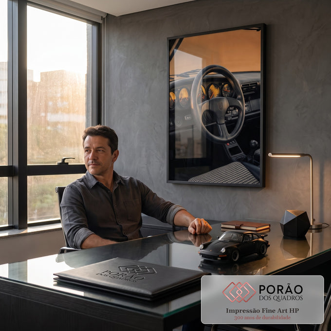 Interior de Porsche clássico com volante de couro preto e painel laranja ao entardecer, quadro decorativo