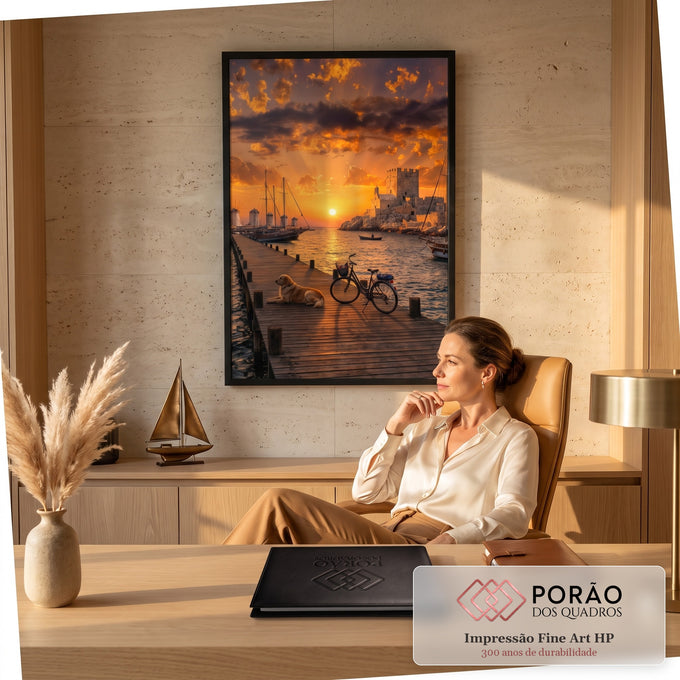 Golden retriever em cais de madeira com bicicleta, veleiros e fortaleza ao pôr do sol, quadro decorativo