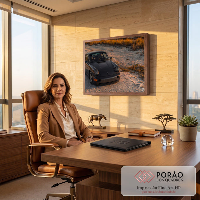 Quadro Decorativo Grande Carro Esportivo Praia para Sala | quadros decorativos | carro esportivo cinza-escuro em dunas de areia sob luz dourada de pôr do sol | em ambiente 2 | Porao dos Quadros