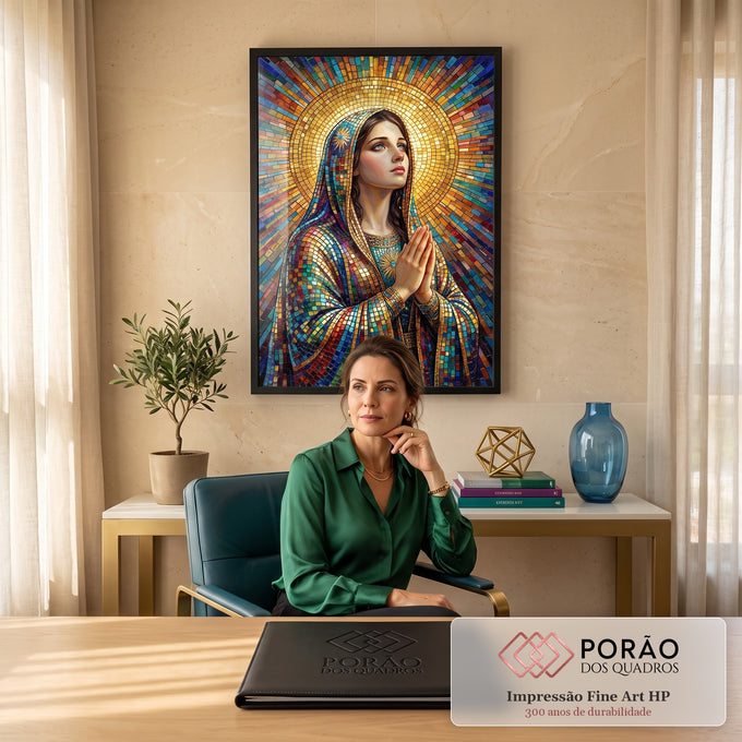 Nossa Senhora em oração em mosaico colorido com halo dourado e manto de pastilhas, quadro decorativo