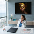 Mulher negra de turbante dourado, olhos fechados e tinta dourada no rosto em fundo preto, quadro decorativo
