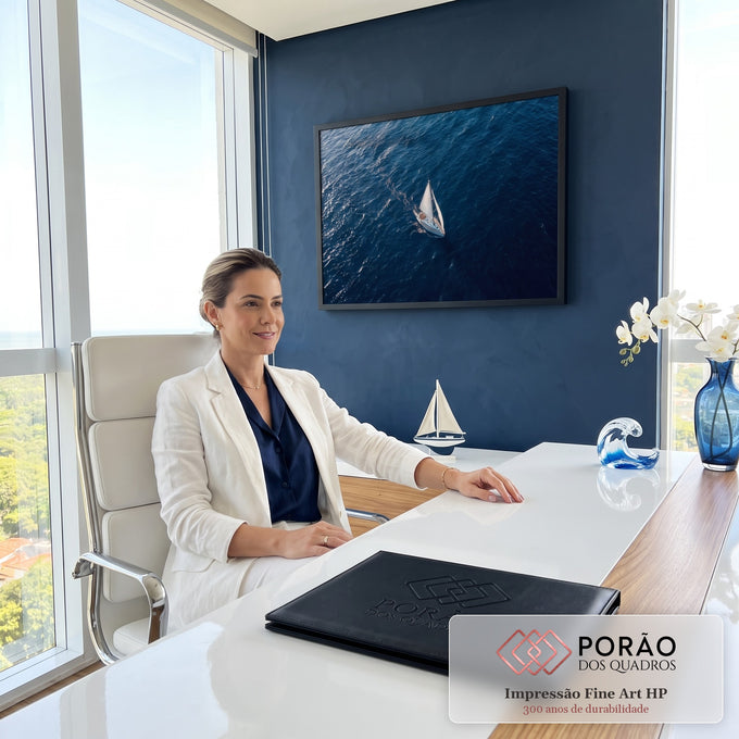 Quadro Decorativo Grande Veleiro Branco Azul para Sala | quadros decorativos | veleiro branco visto de cima navegando em mar azul profundo com rastro de espuma | em ambiente 2 | Porao dos Quadros