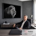 Leão majestoso de perfil com juba volumosa em fotografia preto e branco sobre fundo preto, quadro decorativo
