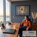 Jesus de mãos abertas com o Sagrado Coração dourado, auréola e estrelas em fundo cinza, quadro decorativo