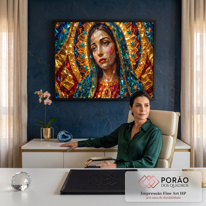 Quadro Decorativo Grande Nossa Senhora Cristais para Sala | quadros decorativos | Nossa Senhora em mosaico de cristais dourados, azuis e vermelhos com halo de estrelas | em ambiente 2 | Porao dos Quadros