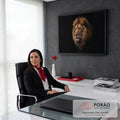 Fotografia de leão majestoso com juba castanha olhando para o lado sobre fundo preto, quadro decorativo