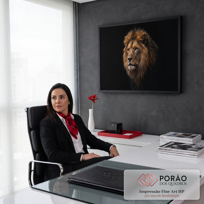 Fotografia de leão majestoso com juba castanha olhando para o lado sobre fundo preto, quadro decorativo