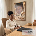Quadro Decorativo Retrato Feminino com Colar de Conchas | quadros decorativos | retrato de mulher negra envolta em ráfia bege com colar de conchas búzio | em Quadros para Escritorio | Porao dos Quadros