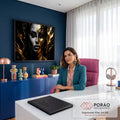 Rosto feminino de olhos fechados com tinta dourada escorrendo sobre fundo preto, quadro decorativo