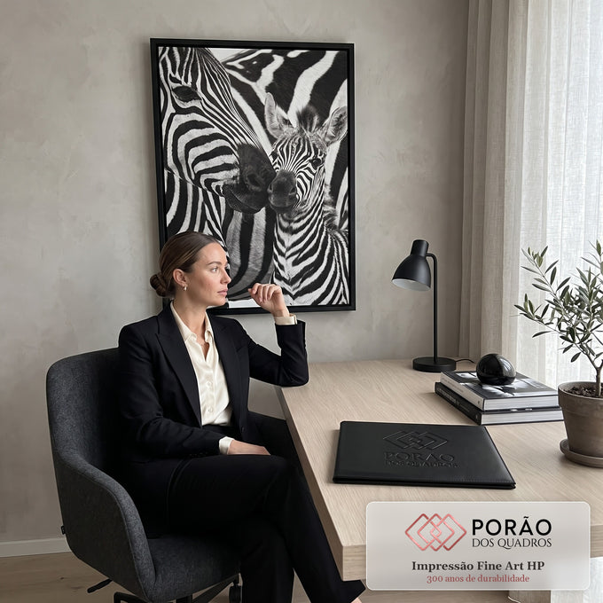 Zebra adulta e filhote focinho a focinho em fotografia preto e branco de alto contraste, quadro decorativo