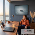 Quadro Decorativo Grande Cavalo Correndo para Sala Cinza | quadros decorativos | cavalo marrom correndo ao lado de carro esportivo escuro em estrada nevada com lanternas vermelhas acesas | em ambiente 2 | Porao dos Quadros