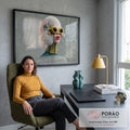 Mulher surreal com peixe baiacu no rosto, óculos amarelos e batom vermelho em fundo cinza, quadro decorativo
