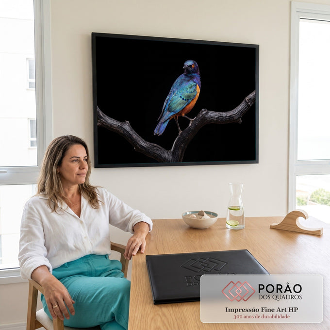 Quadro Decorativo Grande Pássaro e Laranja para Sala Azul | quadros decorativos | pássaro com plumagem azul e laranja iridescente pousado em galho seco contra fundo preto | em ambiente 2 | Porao dos Quadros