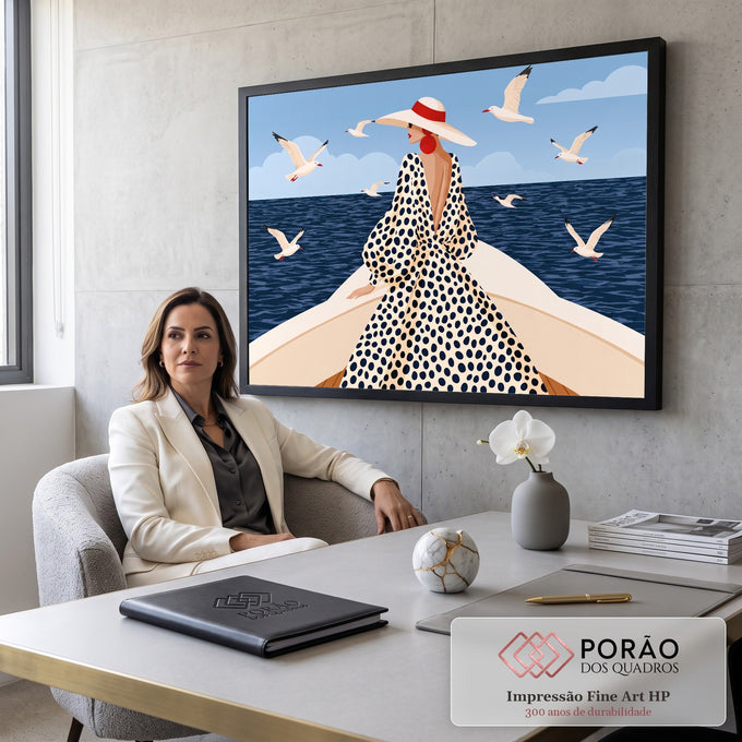 Quadro Decorativo Grande Mulher de Chapéu Azul para Sala | quadros decorativos | mulher de chapéu e vestido de poá na proa de um barco cercada por gaivotas | em ambiente 2 | Porao dos Quadros