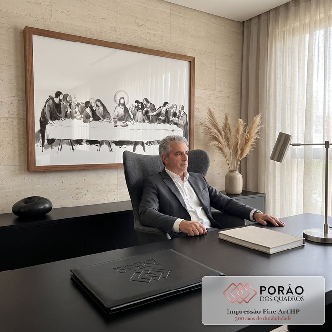 Quadro Decorativo Grande Santa Ceia para Sala Preto | quadros decorativos | Última Ceia recriada em tinta preto e branco com halo dourado e cálice vermelho | em ambiente 2 | Porao dos Quadros