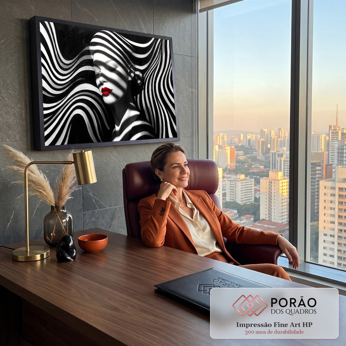 Quadro Decorativo Grande Rosto Feminino Listras para Sala | quadros decorativos | rosto feminino com olhos fechados coberto por listras pretas e brancas e batom vermelho | em ambiente 2 | Porao dos Quadros