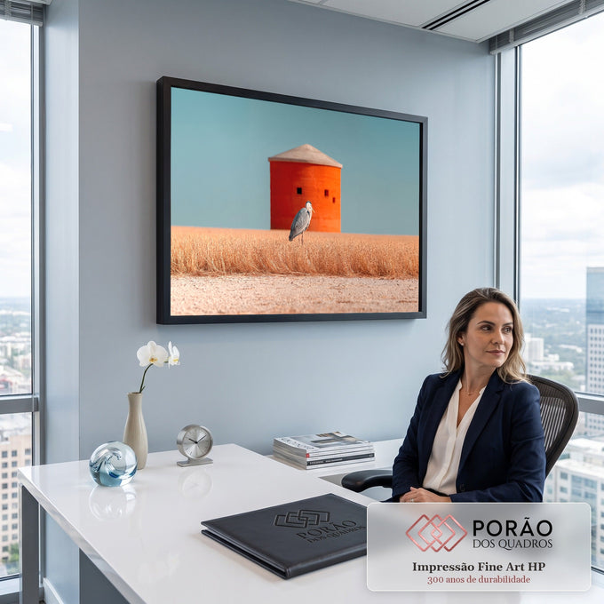 Garça cinzenta em campo de grama dourada diante de torre laranja sob céu azul, quadro decorativo