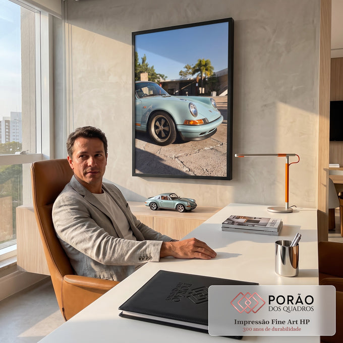 Porsche 911 vintage azul-claro com faixa laranja e rodas clássicas sob céu azul, quadro decorativo