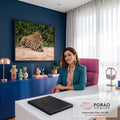 Quadro Decorativo Grande Onça Pintada para Sala Dourado | quadros decorativos | onça-pintada deitada na areia com olhar fixo e fundo de folhagem verde | em ambiente 2 | Porao dos Quadros