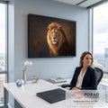Leão de frente com juba dourada sobre fundo marrom escuro em estilo pintura a óleo, quadro decorativo