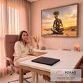 Quadro Decorativo Grande Figura de Madeira Marrom para Sala | quadros decorativos | figura humanoide de tronco em meditação com pomba branca no peito ao pôr do sol | em ambiente 2 | Porao dos Quadros
