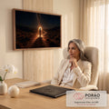 Jesus iluminado caminhando em trilha no deserto à noite sob a Via Láctea, quadro decorativo