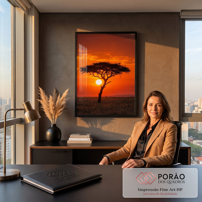 Acácia em silhueta diante do sol africano no céu laranja da savana, quadro decorativo