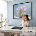 Árvore bonsai de tronco dourado com flores brancas de cerejeira sobre fundo azul claro, quadro decorativo