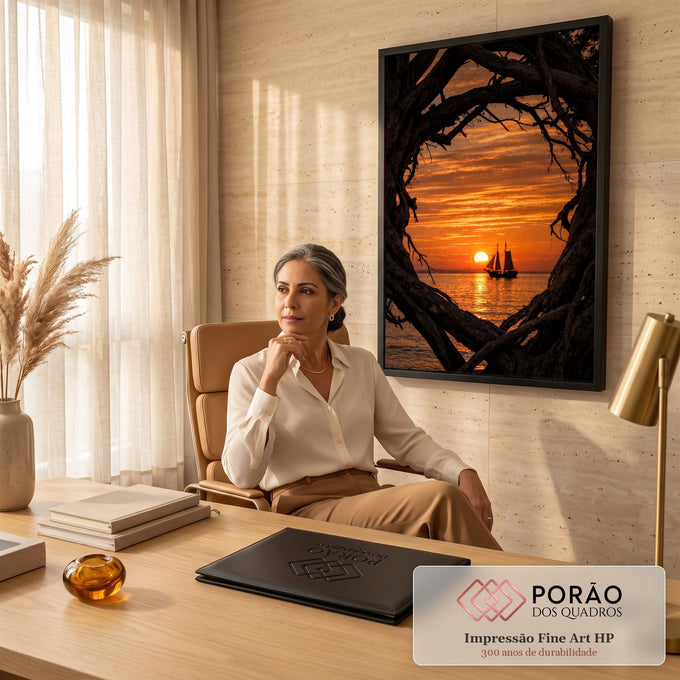 Quadro Decorativo Grande Pôr do Veleiro para Sala | quadros decorativos | pôr do sol alaranjado com veleiro ao mar, emoldurado por galhos escuros de árvore | em ambiente 2 | Porao dos Quadros