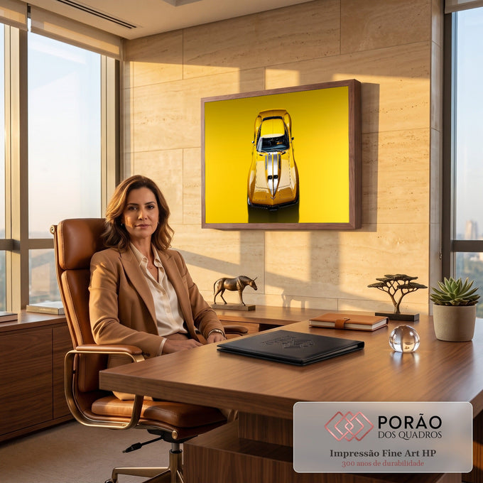 Quadro Decorativo Grande Carro Esportivo para Sala Amarelo | quadros decorativos | carro esportivo amarelo fotografado de cima com faixa prateada no capô | em ambiente 2 | Porao dos Quadros
