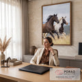 Quadro Decorativo Grande Cavalos Selvagens Marrom para Sala | quadros decorativos | cavalos correndo em campo de capim dourado com crinas ao vento | em ambiente 2 | Porao dos Quadros
