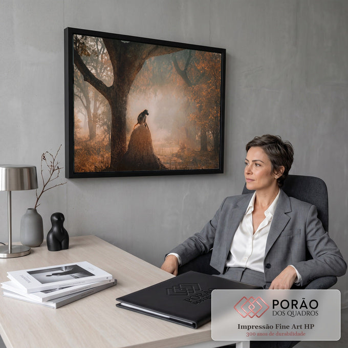 Babuíno sentado sobre cupinzeiro em floresta africana com névoa alaranjada, quadro decorativo