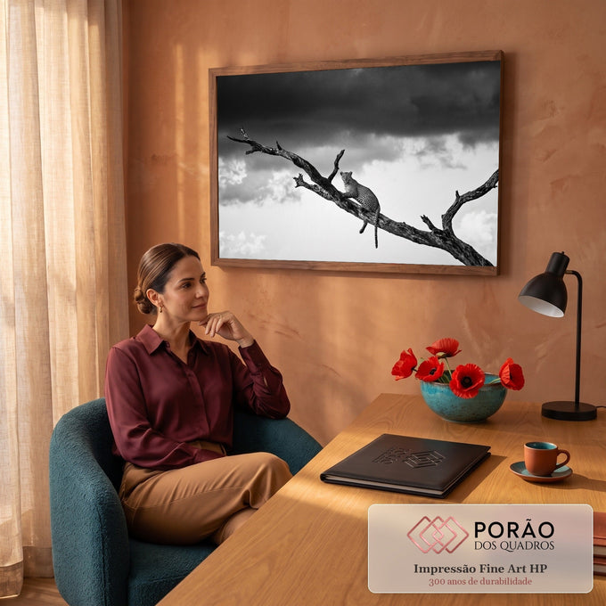 Leopardo sobre galho de árvore seca sob nuvens de tempestade em fotografia preto e branco, quadro decorativo