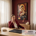 Quadro Decorativo Grande Nossa Senhora Formatos para Sala | quadros decorativos | Nossa Senhora com véu branco segurando Menino Jesus adormecido, fundo vermelho e dourado | em ambiente 2 | Porao dos Quadros