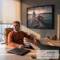 Quadro Decorativo Grande Cais de Madeira para Sala Laranja | quadros decorativos | cais de madeira com corda, barco rústico e pôr do sol dourado no porto | em ambiente 2 | Porao dos Quadros