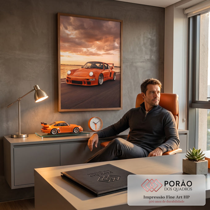Porsche 911 laranja com aerofólio em estrada litorânea sob céu de pôr do sol, quadro decorativo