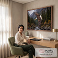 Quadro Decorativo Grande Águia Americana Marrom para Sala | quadros decorativos | águia de cabeça branca voando com asas abertas sobre vale montanhoso e floresta | em ambiente 2 | Porao dos Quadros