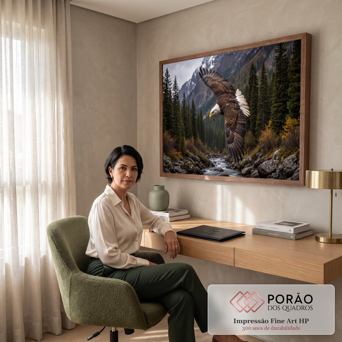 Quadro Decorativo Grande Águia Americana Marrom para Sala | quadros decorativos | águia de cabeça branca voando com asas abertas sobre vale montanhoso e floresta | em ambiente 2 | Porao dos Quadros