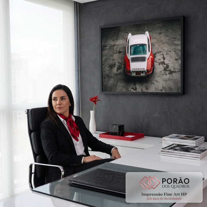 Porsche 911 clássico vermelho e branco visto de cima sobre piso de concreto cinza, quadro decorativo