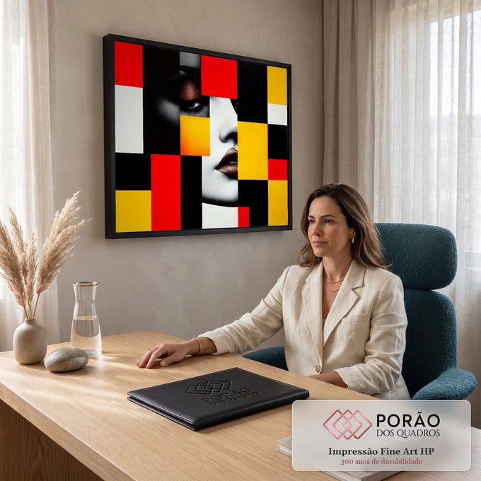 Rosto de mulher em preto e branco fragmentado por blocos geométricos vermelhos, amarelos e pretos, quadro decorativo