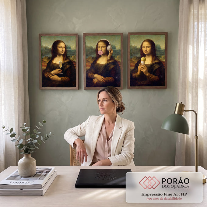 Quadro Decorativo Kit 3 Telas Mona Lisa para Sala Marrom | quadros decorativos | três Mona Lisas com taça de espumante, fone de ouvido e sorvete de pistache | em ambiente 2 | Porao dos Quadros